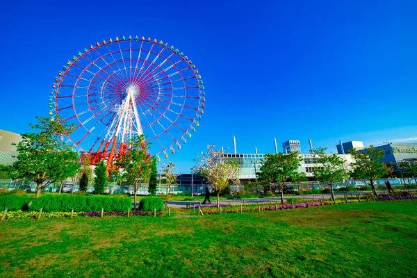 お台場の遊園地で観覧車｜東京昼間ワイドショット — ストック写真