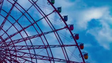 Odaiba Tokyo 'daki lunaparktaki dönme dolabın gündüz çekimleri.