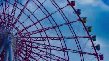 Odaiba Tokyo 'daki lunaparktaki dönme dolabın gündüz çekimleri.
