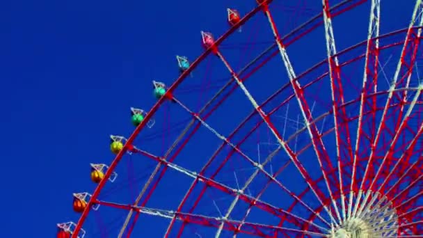 A timelapse da roda gigante no parque de diversões em Odaiba Tóquio durante o dia tiro longo panning — Vídeo de Stock