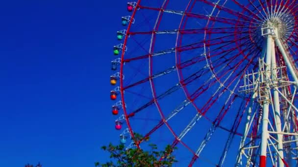Un timelapse de ferris rueda en el parque de atracciones en Odaiba Tokio diurno panorámica tiro largo — Vídeos de Stock
