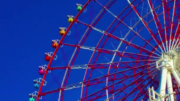 A timelapse da roda gigante no parque de diversões em Odaiba Tóquio durante o dia tiro longo panning — Vídeo de Stock