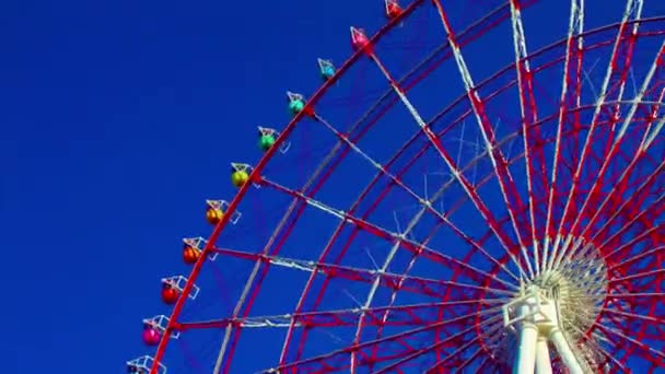 Un timelapse de ferris rueda en el parque de atracciones en Odaiba Tokio diurno largo tiro inclinación — Vídeos de Stock