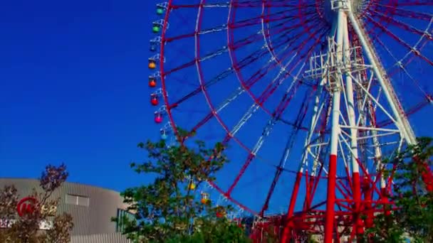 Un timelapse de ferris rueda en el parque de atracciones en Odaiba Tokio diurno largo tiro inclinación — Vídeos de Stock