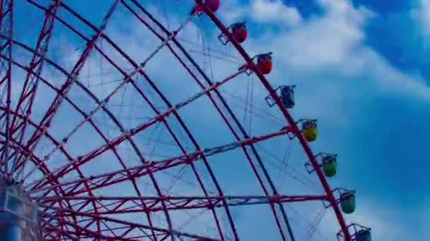 Un timelapse de ferris wheel au parc d'attractions d'Odaiba Tokyo zoom de jour 