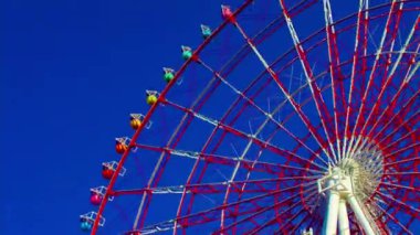 Odaiba Tokyo 'daki lunaparktaki dönme dolabın gündüz çekimleri.