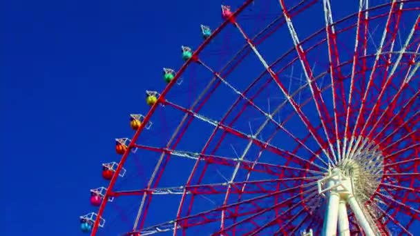 Un timelapse de ferris rueda en el parque de atracciones en Odaiba Tokio diurno largo tiro — Vídeos de Stock