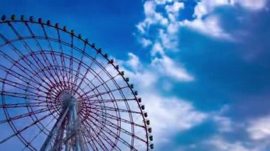 Odaiba Tokyo 'daki lunaparktaki dönme dolabın gündüz görüntüsü.