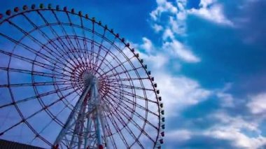 Odaiba Tokyo 'daki lunaparktaki dönme dolabın gündüz görüntüsü.