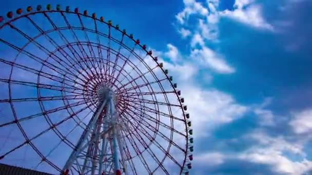 Een timelapse van ferris wiel in het pretpark in Odaiba Tokio overdag medium shot zoom — Stockvideo