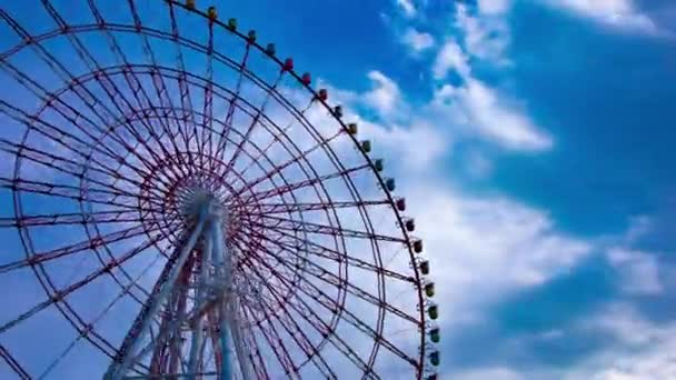 Un timelapse de noria en el parque de atracciones de Odaiba Tokyo zoom de tiro medio diurno — Vídeos de Stock