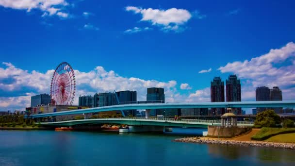 Odaiba Tokyo 'daki lunaparktaki dönme dolap gündüz çekim eğilimi. — Stok video