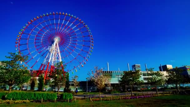 Uma cronologia da roda gigante no parque de diversões em Odaiba Tóquio zoom de tiro amplo diurno — Vídeo de Stock