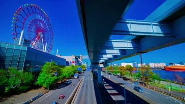 En timelapse av pariserhjul vid nöjesparken i Odaiba Tokyo dagtid bred skott — Stockvideo