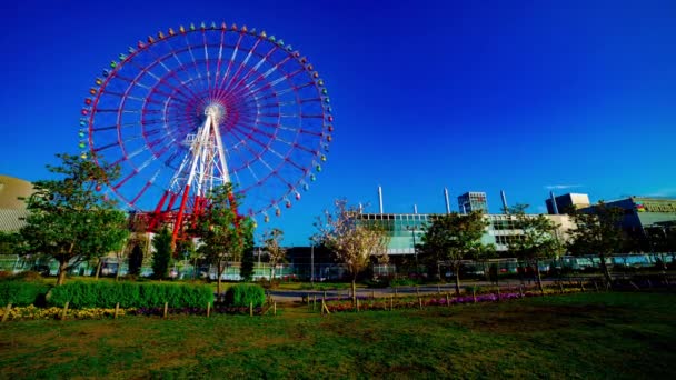 En timelapse av pariserhjul vid nöjesparken i Odaiba Tokyo dagtid bred skott — Stockvideo