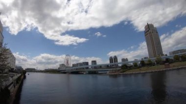 Odaiba Tokyo 'daki lunaparktaki dönme dolabın gündüz vakti çekilmiş hali.