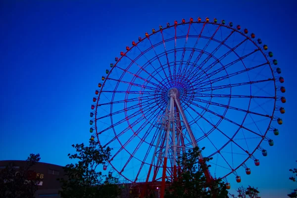 Uma roda gigante crepúsculo no parque de diversões em Odaiba Tóquio — Fotografia de Stock