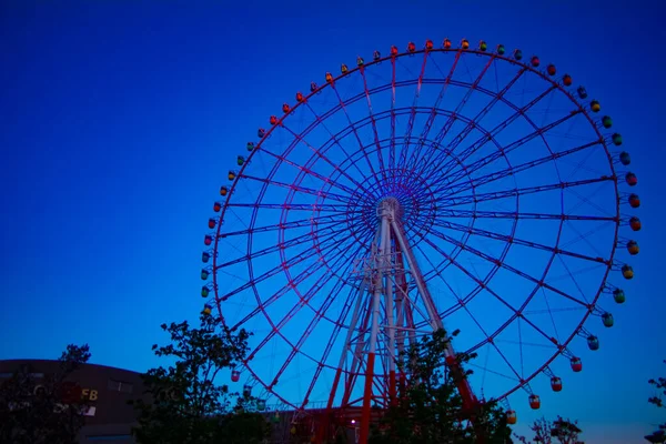 Odaiba Tokyo 'daki lunaparkta alacakaranlık dönme dolap. — Stok fotoğraf