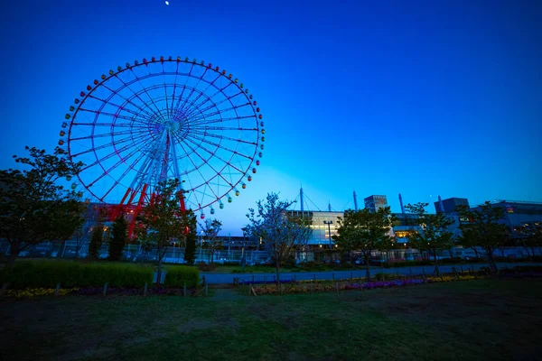 En skymning pariserhjul vid nöjesparken i Odaiba Tokyo — Stockfoto