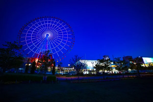 お台場の遊園地で夕暮れ時の観覧車｜東京 — ストック写真