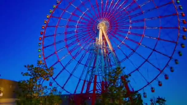 Um cronograma crepúsculo de roda gigante no parque de diversões em Odaiba Tóquio panning — Vídeo de Stock