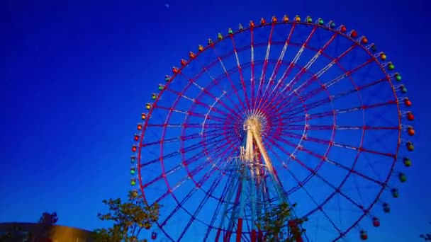 Um cronograma crepúsculo da roda gigante no parque de diversões em Odaiba Tokyo tilt — Vídeo de Stock