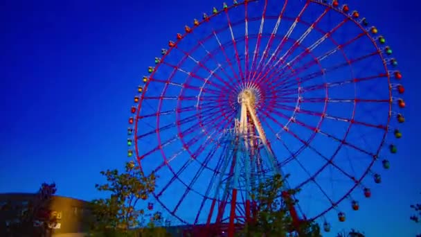 Riesenrad kippt in der Abenddämmerung im Freizeitpark in Odaiba, Tokio — Stockvideo