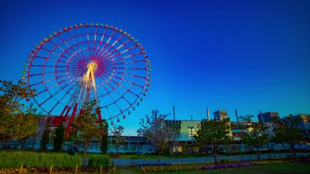 Um cronograma crepúsculo de roda gigante no parque de diversões em Odaiba Tóquio zoom tiro largo — Vídeo de Stock