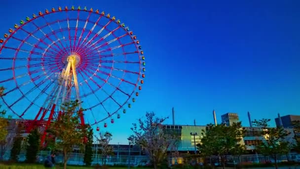 Um cronograma crepúsculo de roda gigante no parque de diversões em Odaiba Tóquio zoom tiro largo — Vídeo de Stock