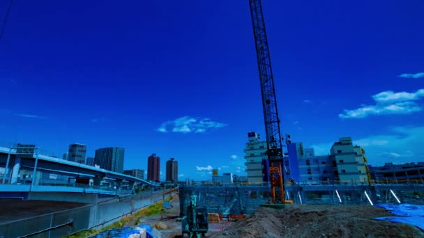 Uma cronologia de guindastes em movimento na construção em Tóquio tiro largo panning — Vídeo de Stock