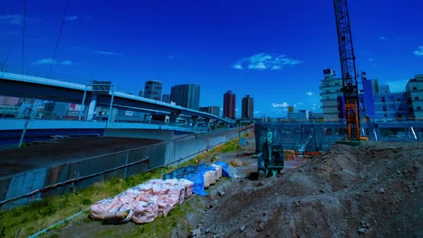 Uma cronologia de guindastes em movimento na construção em Tóquio tiro largo panning — Vídeo de Stock
