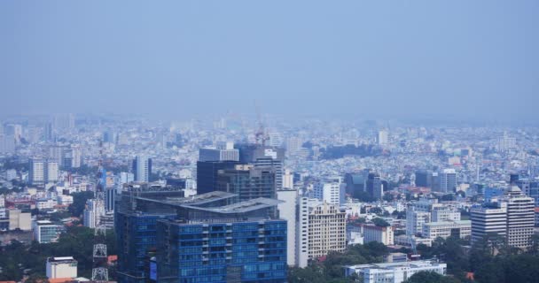 A nagy látószögű kilátás városkép a belvárosban Ho Chi Minh nappali panning — Stock videók