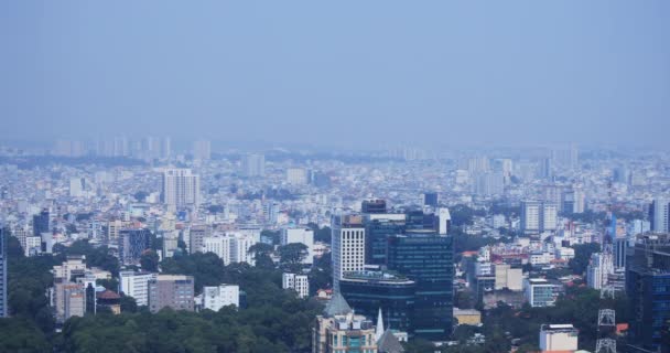 Een hoge hoek uitzicht van de stad landschap op de benedenstad in Ho Chi Minh overdag panning — Stockvideo