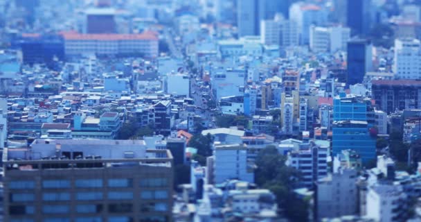 Una vista de ángulo alto del paisaje urbano en miniatura en el centro de Ho Chi Minh — Vídeo de stock