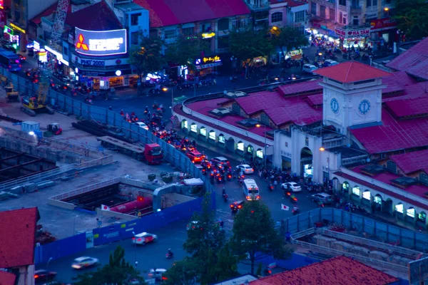 Soumrak dopravní zácpa na trhu Ben Thanh v Ho Chi Minh vysoký úhel — Stock fotografie