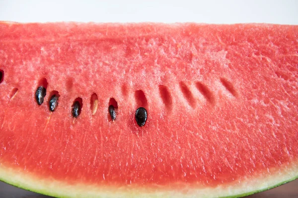 Kahverengi masa arka planda karpuz dilim