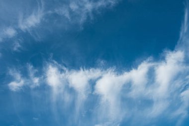 Mavi gökyüzü arkaplanındaki beyaz bulutlar