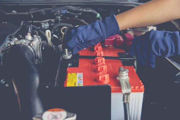 Maintenance car battery by yoursalf — Stock Photo, Image