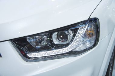 Far modern lüks araba, auto ayrıntı, araba bakım kavramı, gündüz çalışan ışık