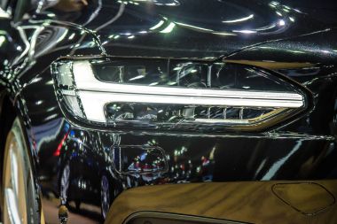 Far modern lüks araba, auto ayrıntı, araba bakım kavramı, gündüz çalışan ışık