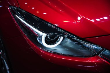 Far modern lüks araba, auto ayrıntı, araba bakım kavramı, gündüz çalışan ışık