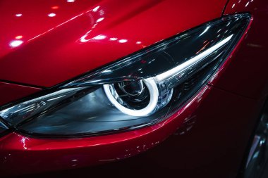 Far modern lüks araba, auto ayrıntı, araba bakım kavramı, gündüz çalışan ışık