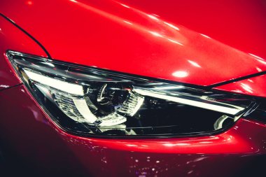 Far modern lüks araba, auto ayrıntı, araba bakım kavramı, gündüz çalışan ışık