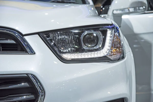 Far modern lüks araba, auto ayrıntı, araba bakım kavramı, gündüz çalışan ışık