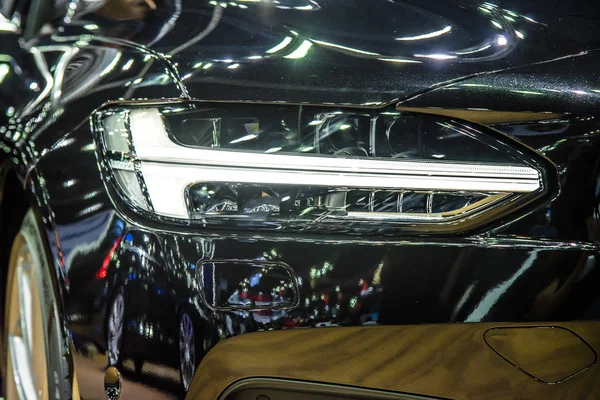 Far modern lüks araba, auto ayrıntı, araba bakım kavramı, gündüz çalışan ışık