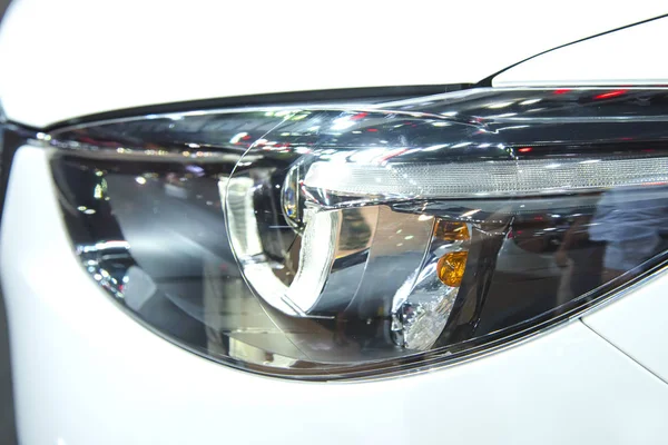 Far modern lüks araba, auto ayrıntı, araba bakım kavramı, gündüz çalışan ışık