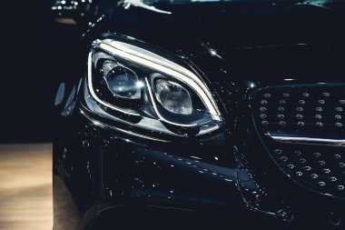 Far modern lüks araba, auto ayrıntı, araba bakım kavramı, gündüz çalışan ışık