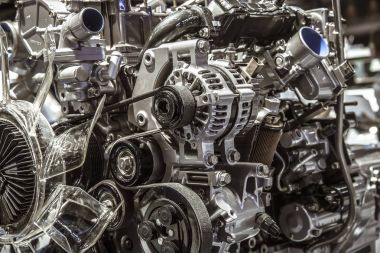 Beyaz arka plan üzerinde araba motoru kapat