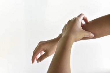 Dermatit, el ile kaşıntı çizik, böcek ısırıkları