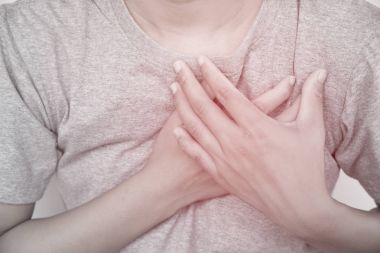 Kadın kolik göğsünden vardır.